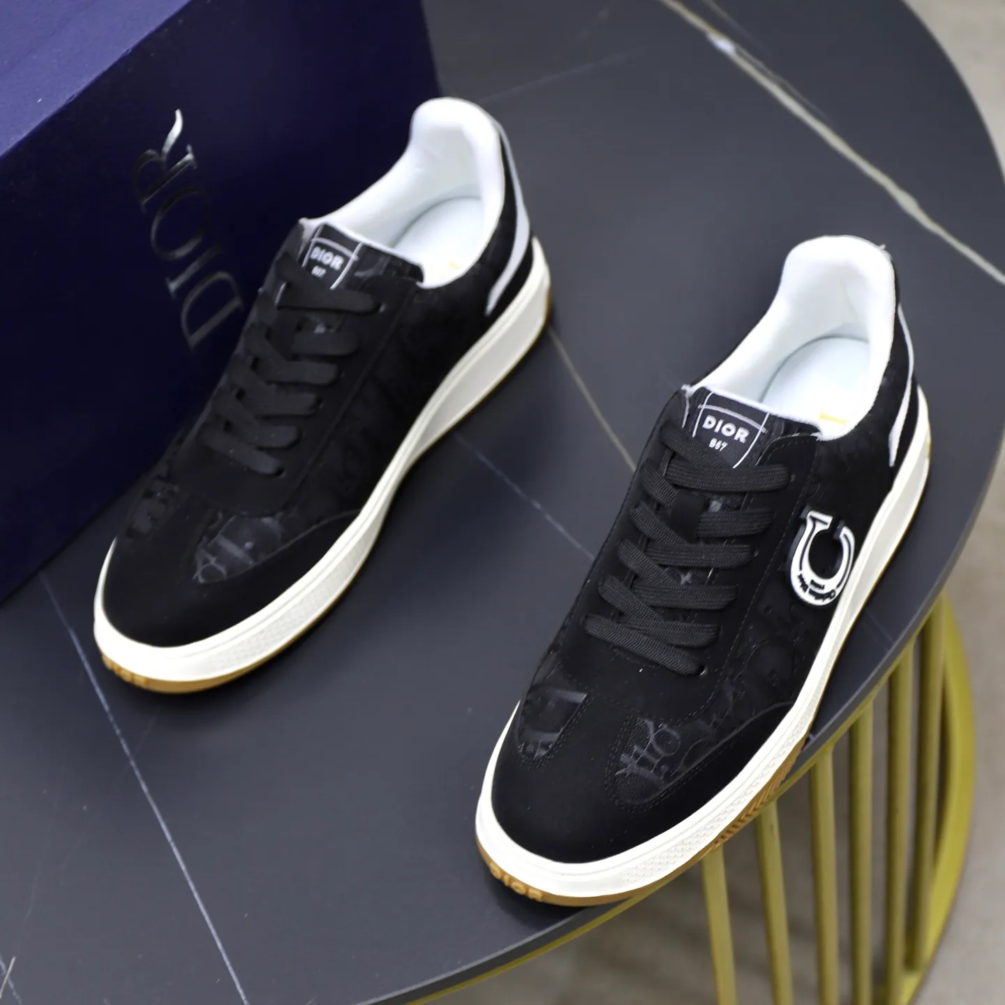 Ex-factory price: 400💰🙅‍♂️🙅‍♂️🙅‍♂️ Brand: Dior DIOR Standard code: 38-44 (45 customized) Grade: Same as the official website Material: Original cowhide material spliced with brand cloth Comfortable and breathable lining Lightweight and wear-resistant sports outsole Style category: Men's fashion casual shoes Running sports shoes Distinguished luxury brand elements Top luxury color: actual picture color
